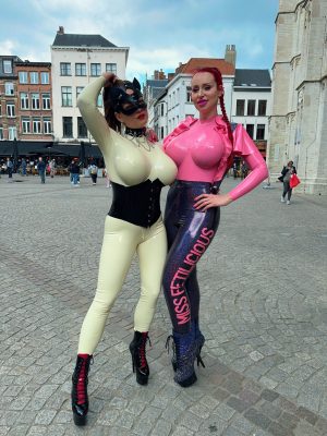Latex in public shoppen met Miss Fetilicious in een drukke stad!
