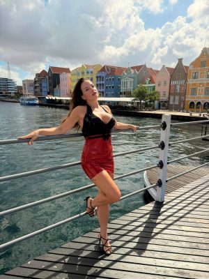 Rondlopen door de straten van Curacao in latex, HOT HOT HOT